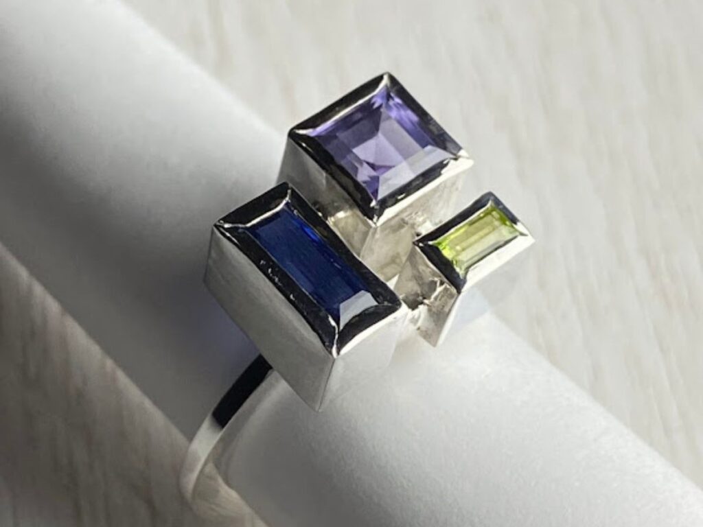 四角の石が3つ組み合わさったシルバーリング