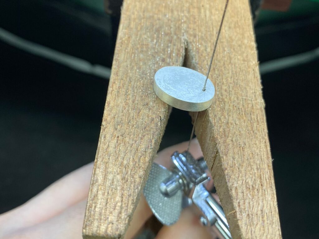 裏板中央の切り抜き