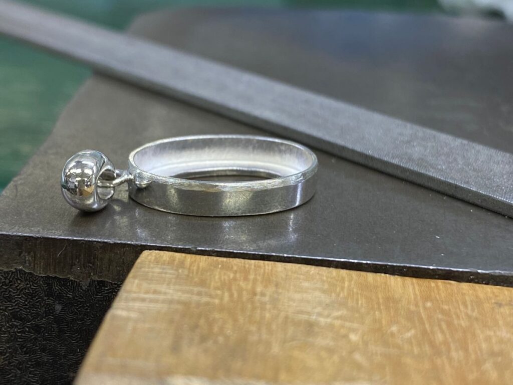 石枠の縁をヤスリで削る