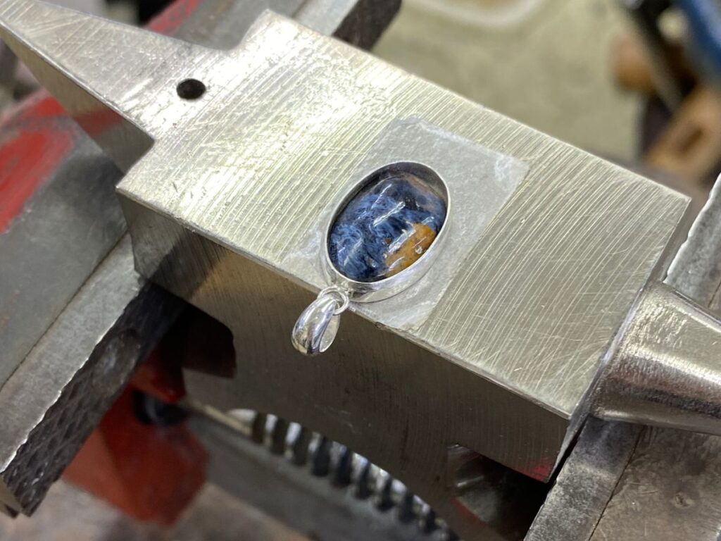 石入れ、タガネによる石留め