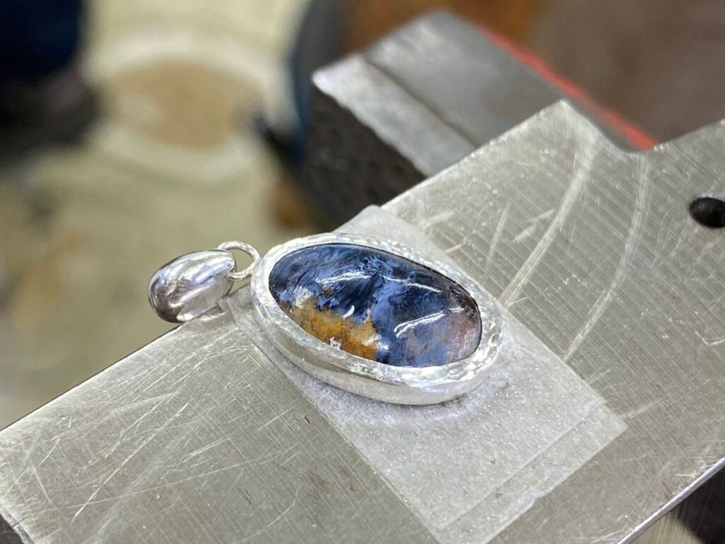 倒した地金の成形