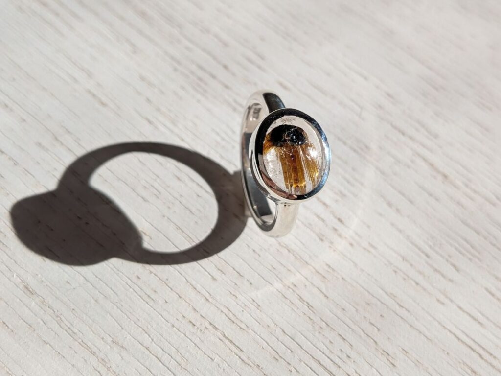 黄金色のルチルが放射状に伸びる「太陽放射ルチル」のヘマタイト・ルチルクオーツ