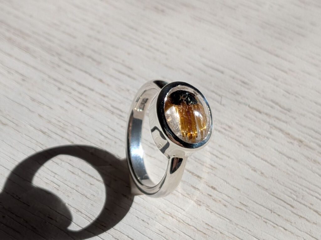 黄金色のルチルが放射状に伸びる「太陽放射ルチル」のヘマタイト・ルチルクオーツ