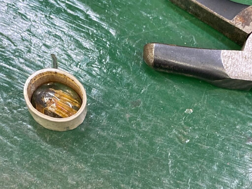 ルチルクオーツの石枠の形を整えているところ