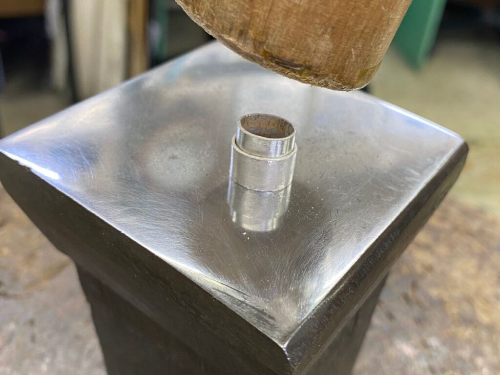 木槌で内枠をはめ込んでいるところ