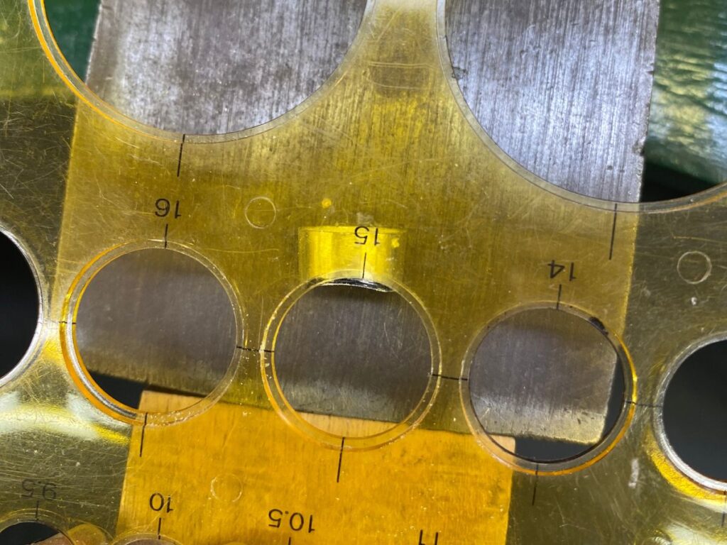 石枠の底を丸く削る印付け