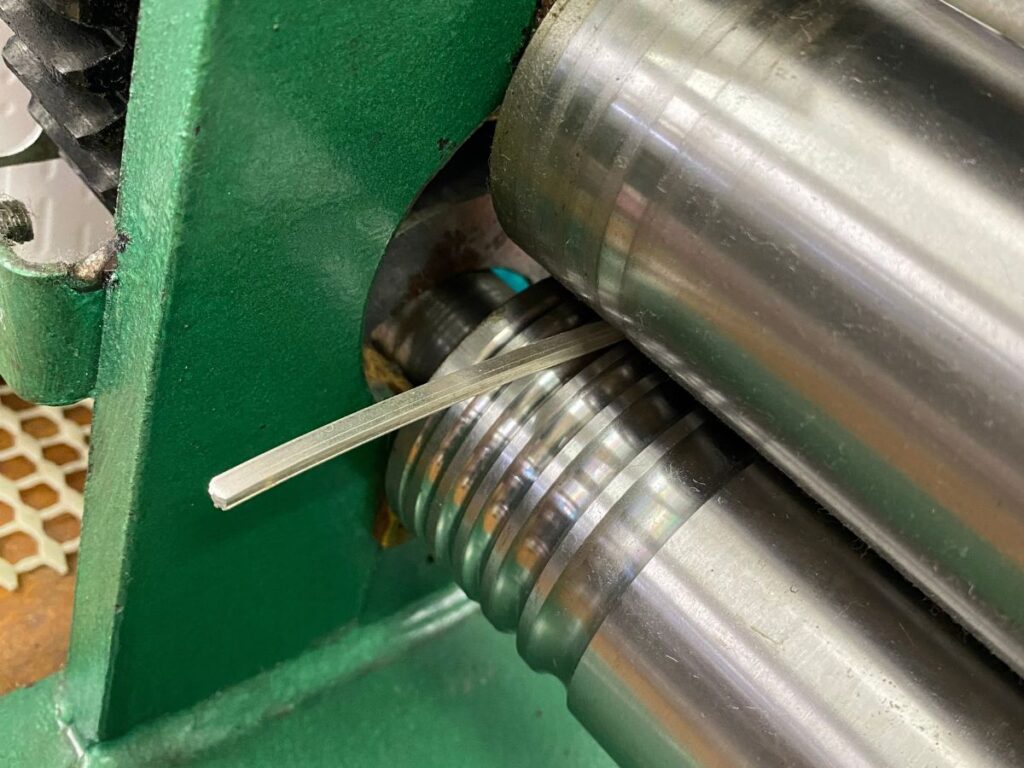 甲丸ローラーで銀の棒を加工しているところ