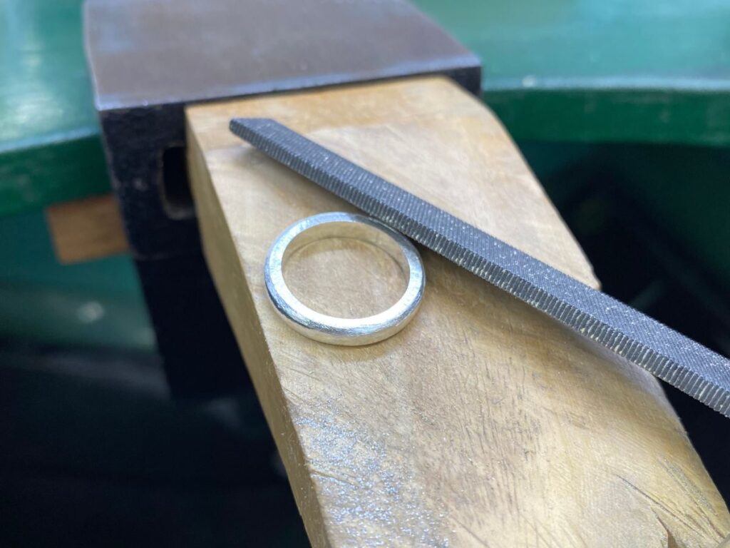 指輪の腕をヤスリで削っているところ