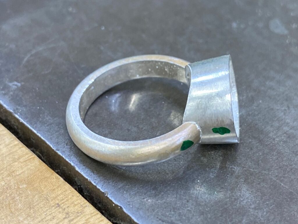 石枠と腕をはめたところ