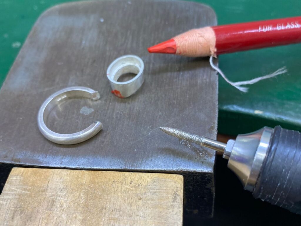 赤色鉛筆で印をつけて削る位置を確認しているところ