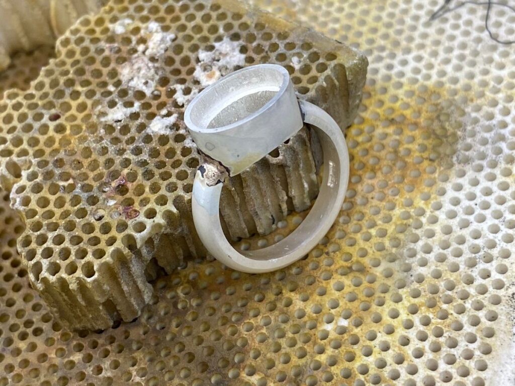 石枠と腕をロウ付けしているところ