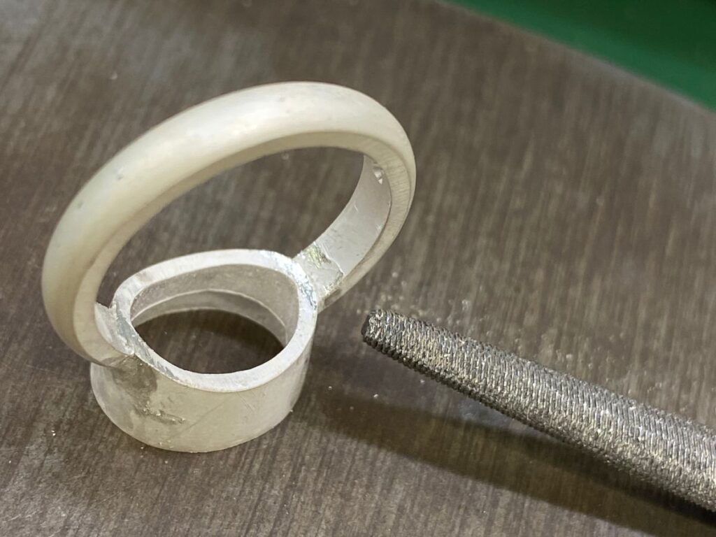 ロウ付け後にやすりで整えているところ