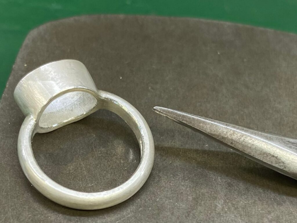 キサゲで指輪の内径を削っているところ