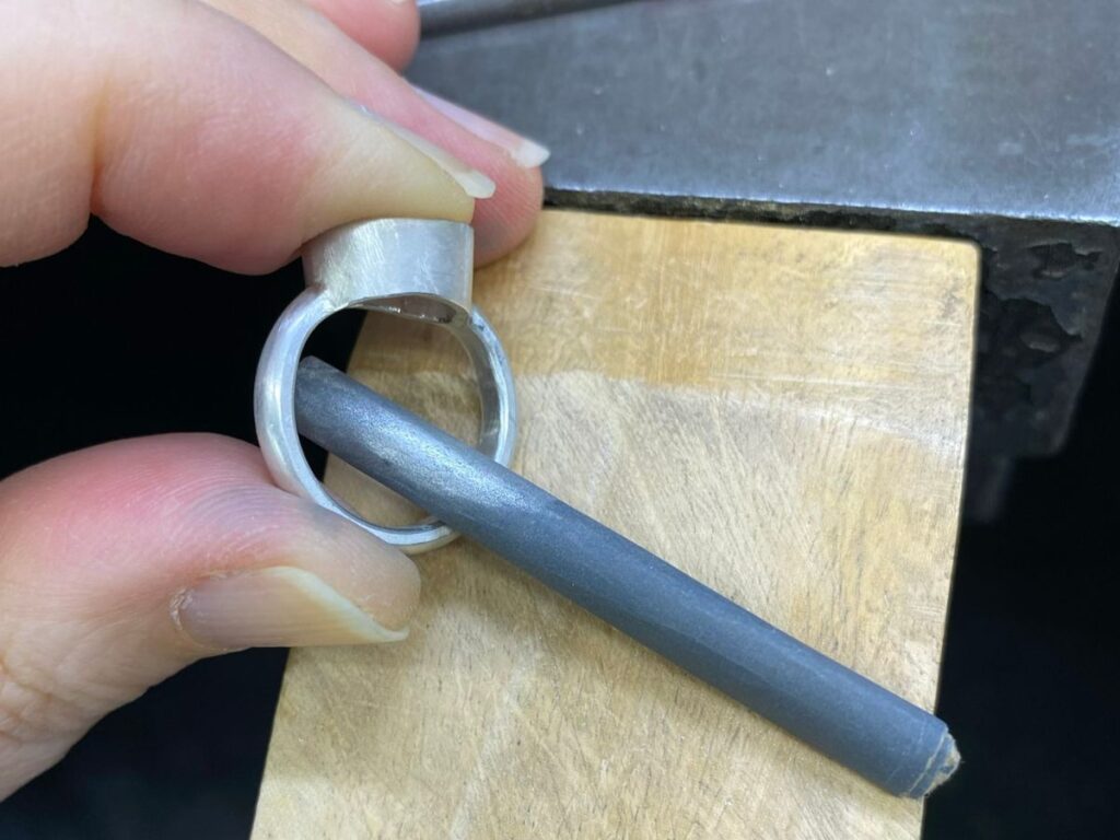 キサゲの後を紙やすりで整えているところ