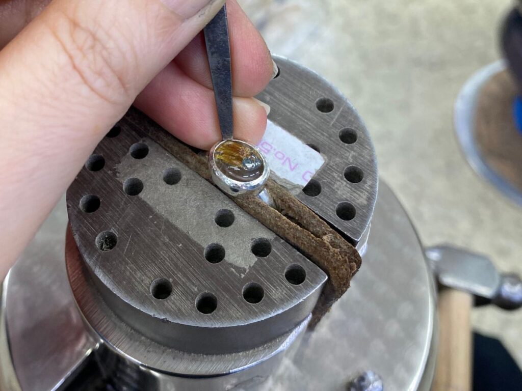 タガネで石留をしているところ