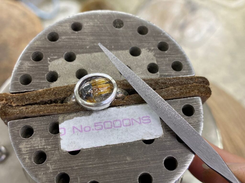 石留め後を精密ヤスリで整えているところ