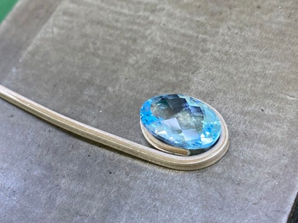 ブルートパーズの枠を作るところ