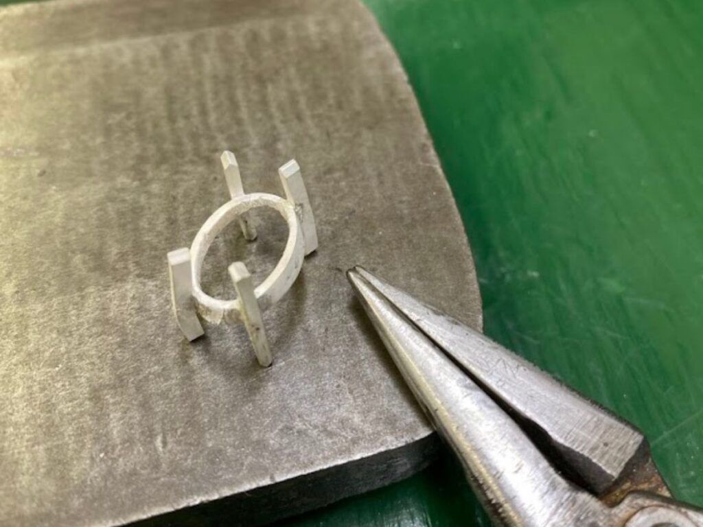 爪の角度を整えているところ
