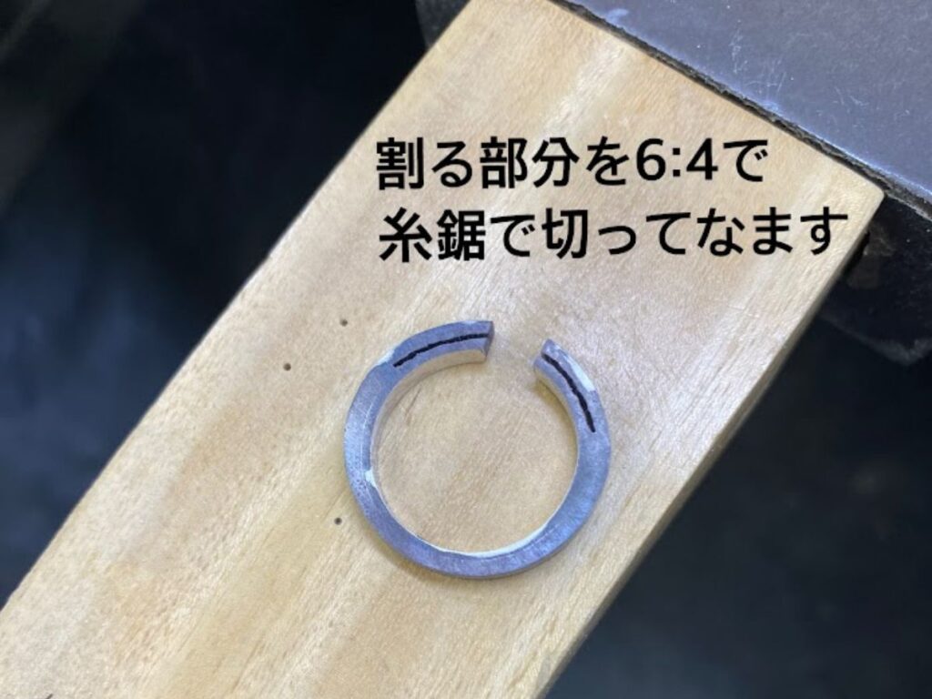 糸鋸で切る部分の印をつけたところ