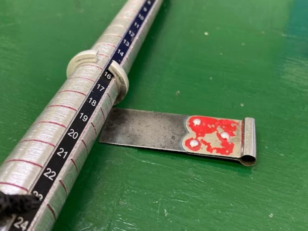 糸鋸で割った腕を開くところ